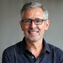 Ritratto di un uomo sorridente, cliente soddisfatto