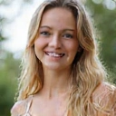 Ritratto di una giovane donna sorridente, cliente soddisfatta